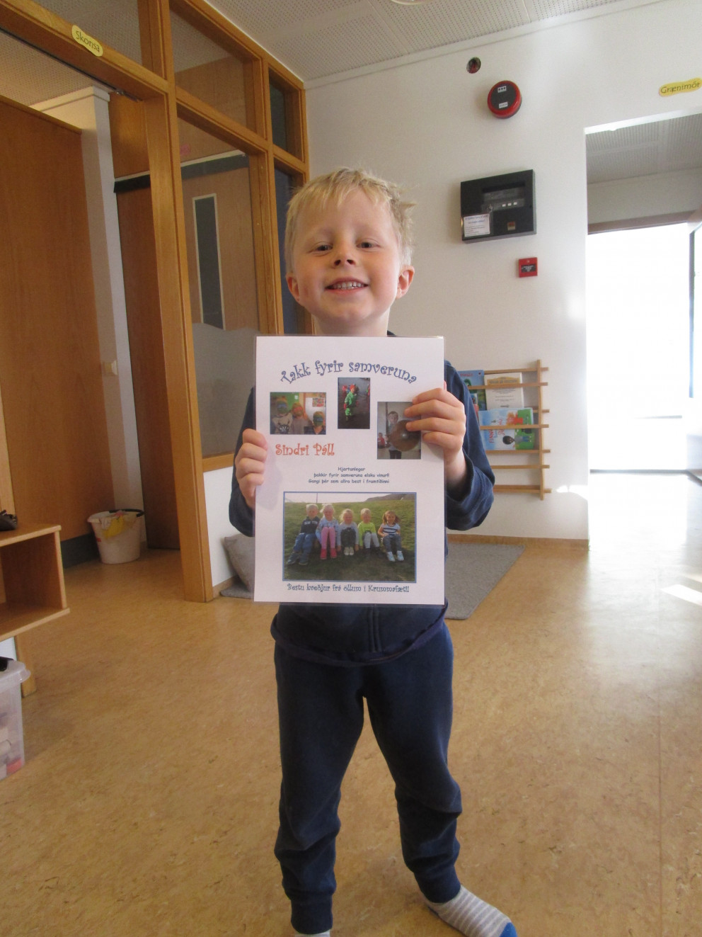 Sindri Páll með kveðjuskjalið sitt.