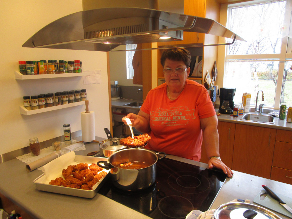 Þórey stóð í ströngu við að djúpsteikja fiskinn handa okkur :)