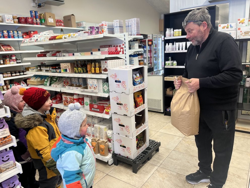 Við fórum og keyptum fuglamatí Jónsabúð