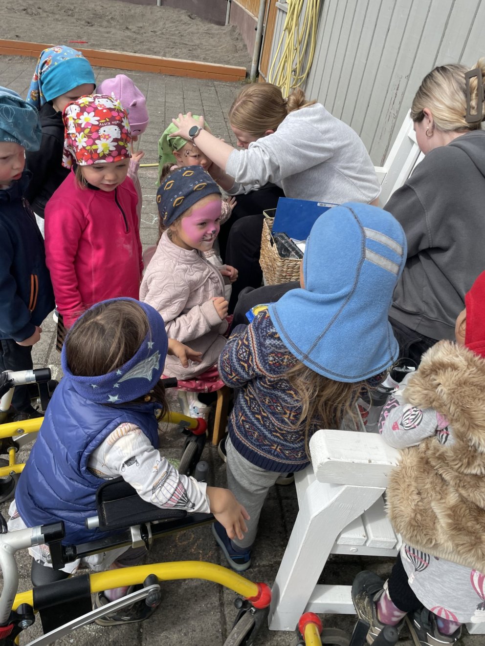 Loksins kom sólin og þá er skellt í andlitsmálun
