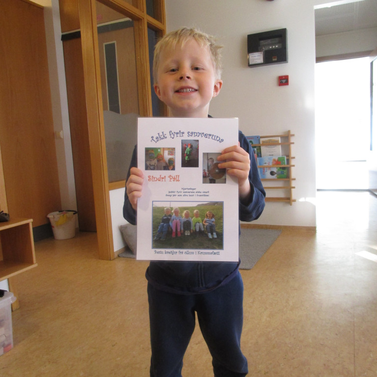 Sindri Páll með kveðjuskjalið sitt.