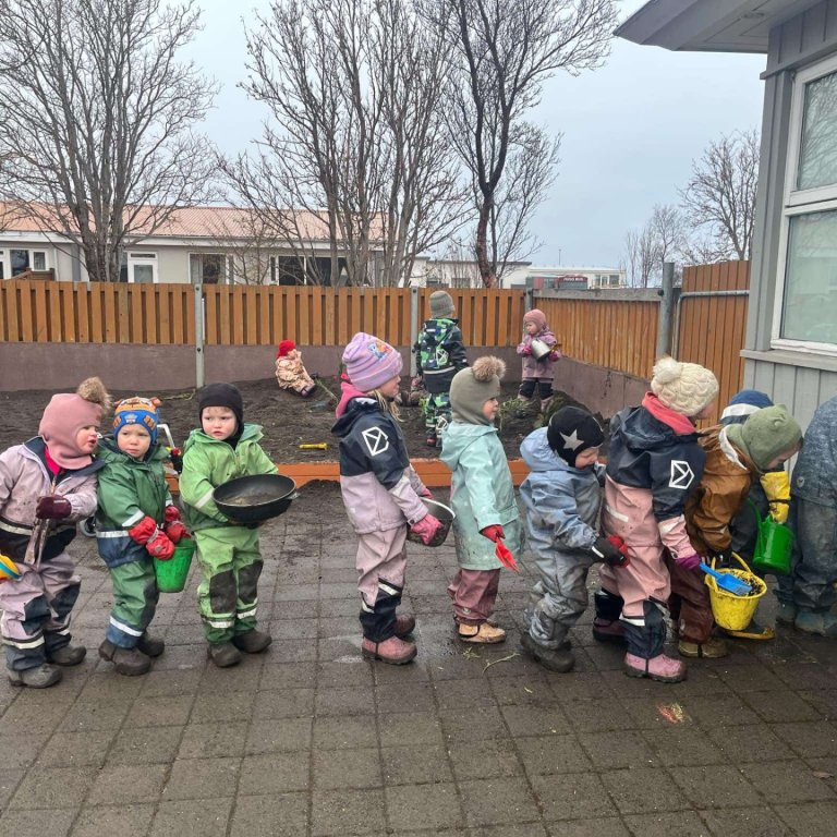 Fjör í febrúar, útivera, skólahópur og glitraðu dagurinn.