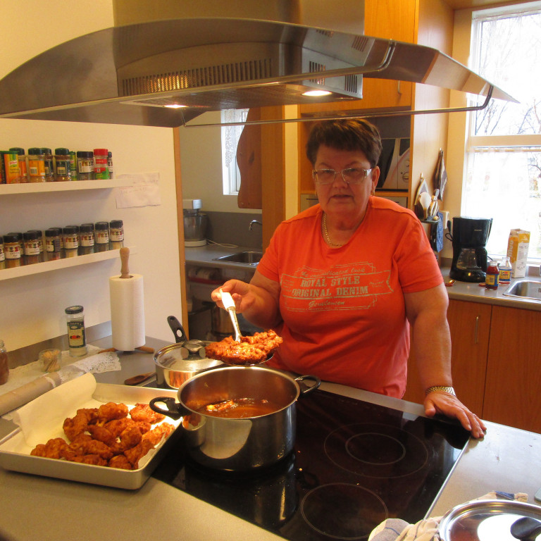 Þórey stóð í ströngu við að djúpsteikja fiskinn handa okkur :)