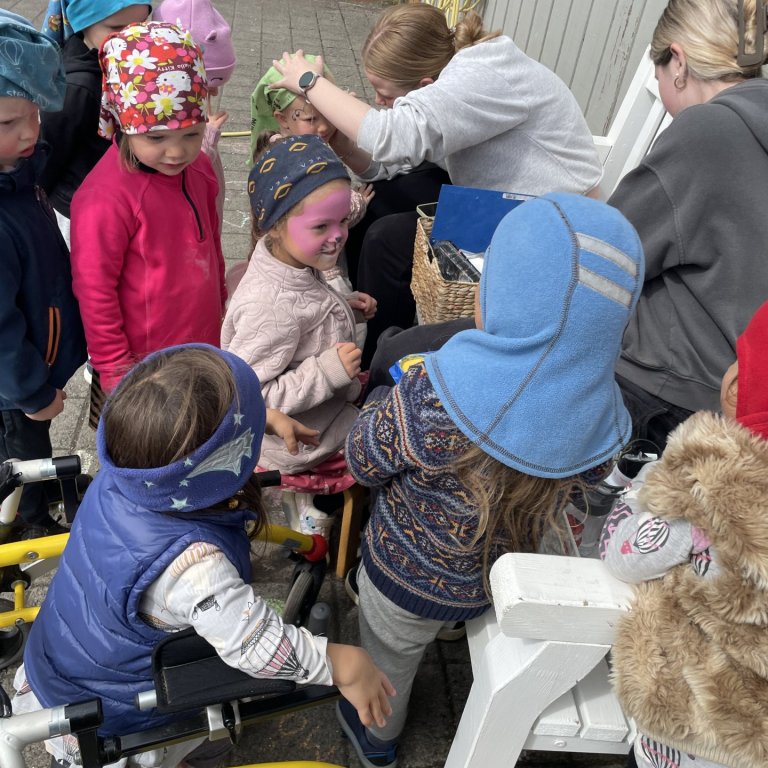 Loksins kom sólin og þá er skellt í andlitsmálun